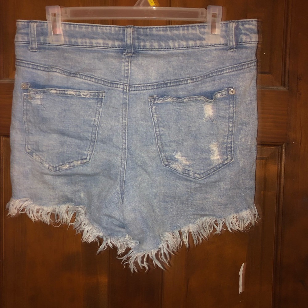 Distressed shorts - Picture 2 of 2
